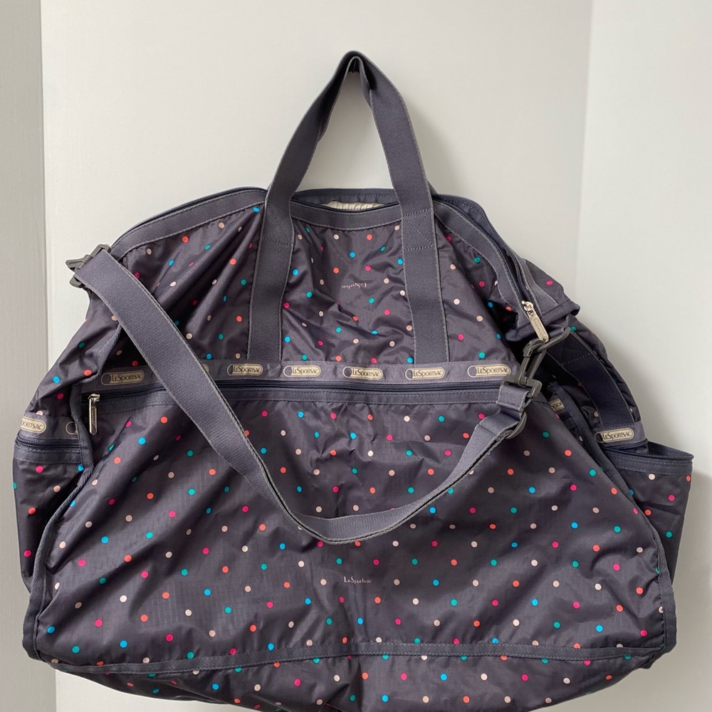 LeSportsac NWOT Duffle Bag & Cosmetic Grey Dots Bag